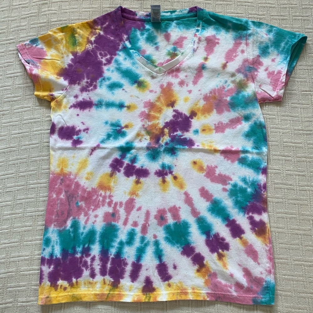 Gildan tie dye cotton hippie boho funky graphic tee shirt.